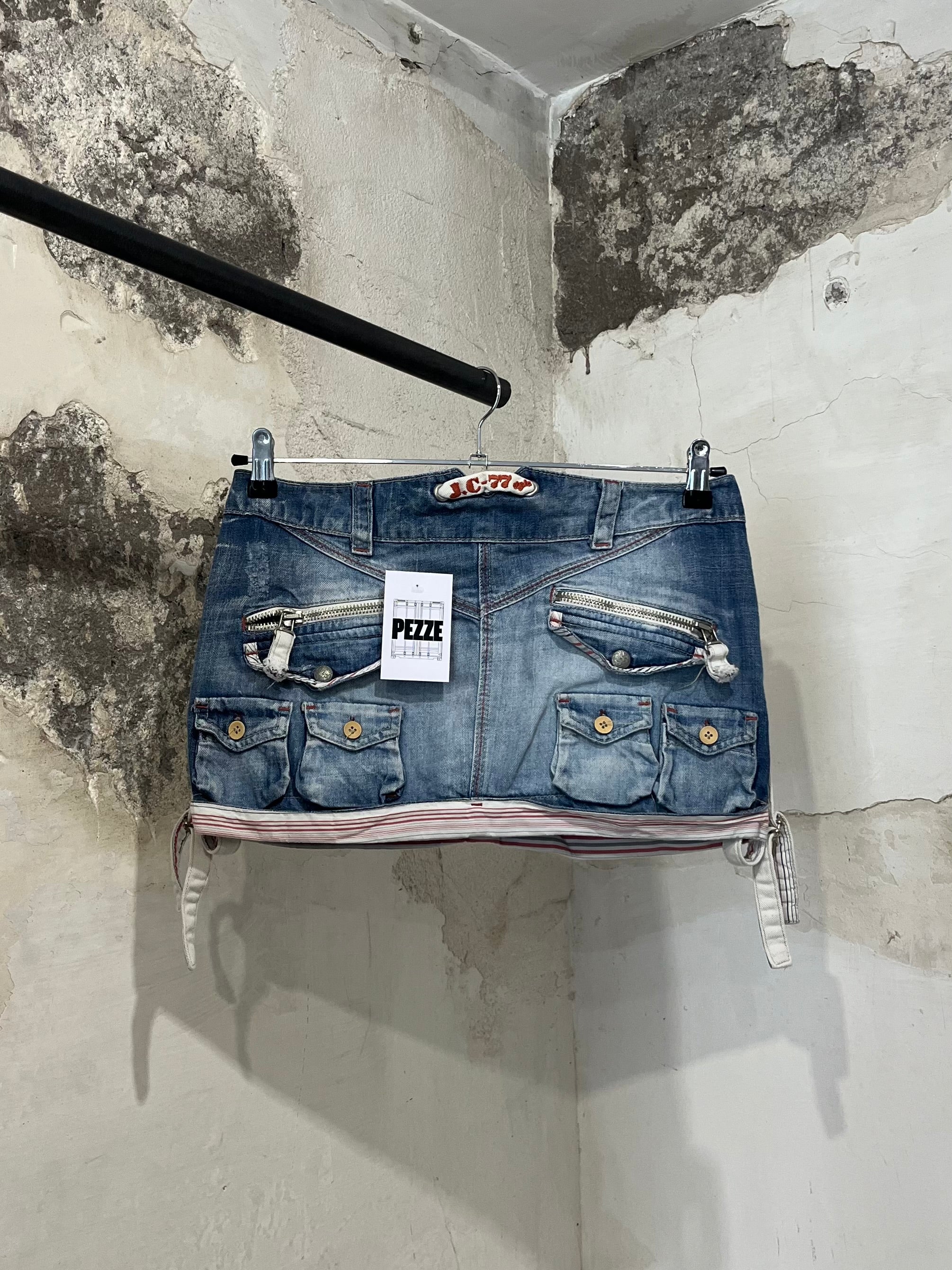 Y2K mini skirt